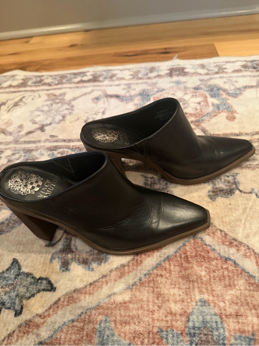 Vince Camuto size 6 Black Leather Pointed Toe Mules